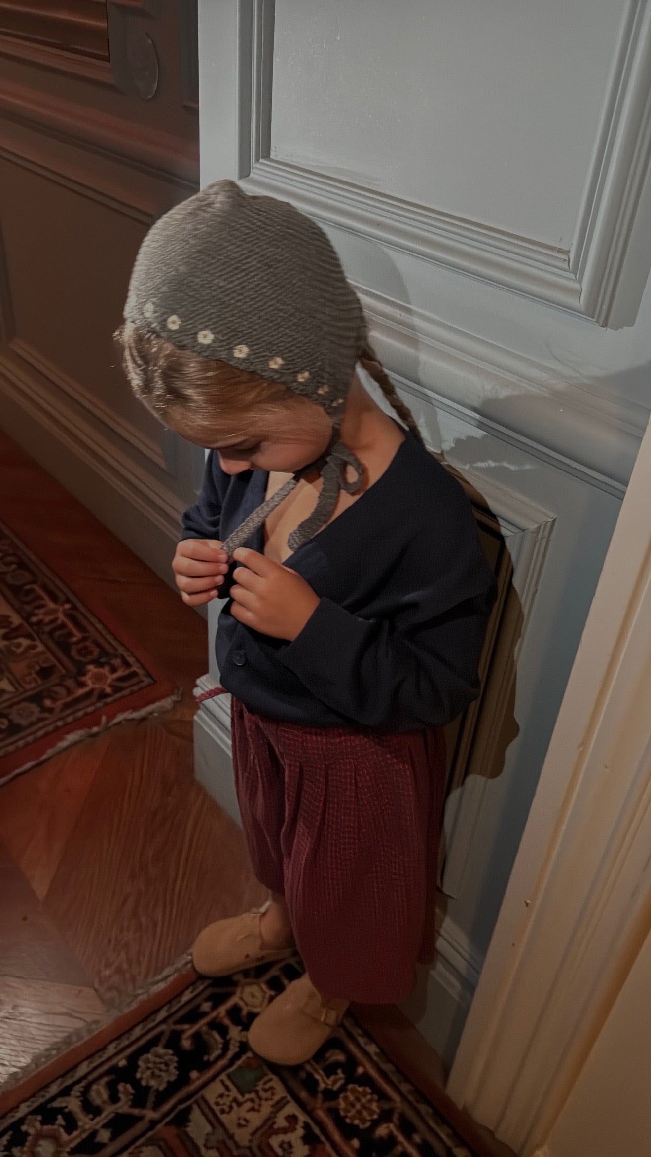 Scalloped edge bonnet x floral embroidery
